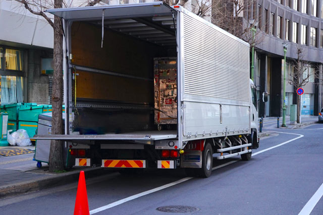 北海道行きの荷を積む